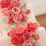 ロマンチックなデザインが魅力的☆*海外花嫁さんを真似してウェディングケーキはオンブルケーキに♪*