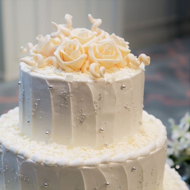 結婚式は白で統一したい ピュアで美しい純白のウェディングケーキデザイン７選 Strawberry