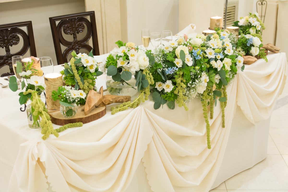 造花 結婚式のメインテーブルに飾るスワッグとフラワーアレンジ シルク