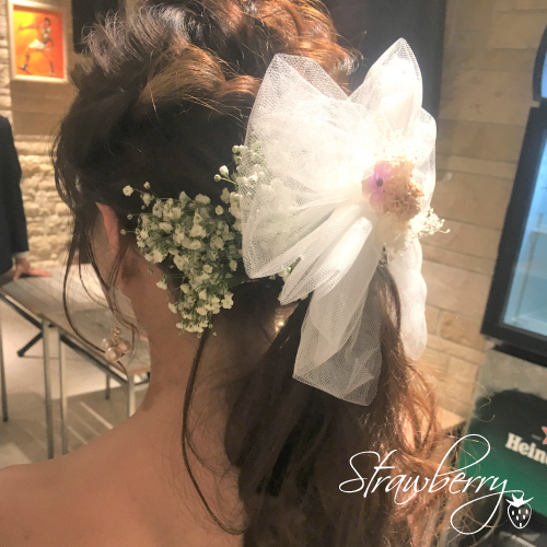 後ろ姿はもはや天使 ウェディングヘアに チュールリボンを付けるという選択肢 Strawberry