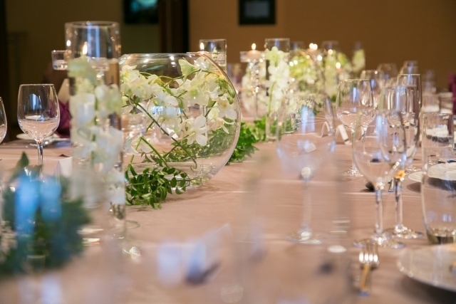 コロナ対策 アクリル板 ありきの装花 テーブルコーディネートも悪くないのかも Strawberry