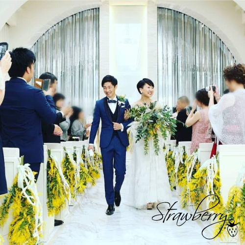 もっとお気に入りのチャペルに 白色以外のカラフルなお花で彩るチャペル装花 Strawberry