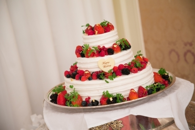 デザインにこだわる 豪華なウェディングケーキが華やかでおしゃれ Strawberry