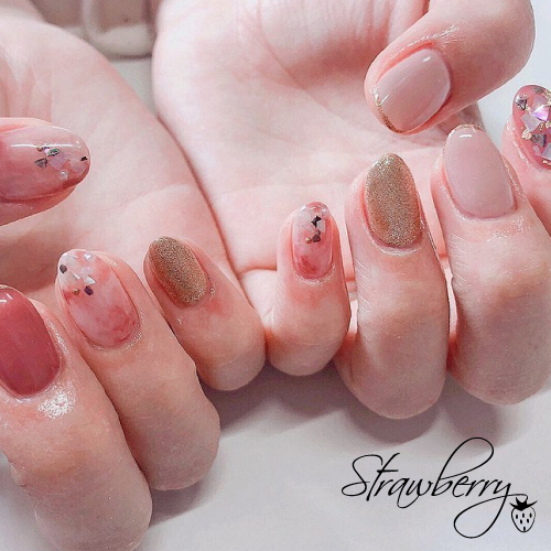 春婚に使いたいネイルデザイン集 指先にも春らしい華やかさをプラスして Strawberry