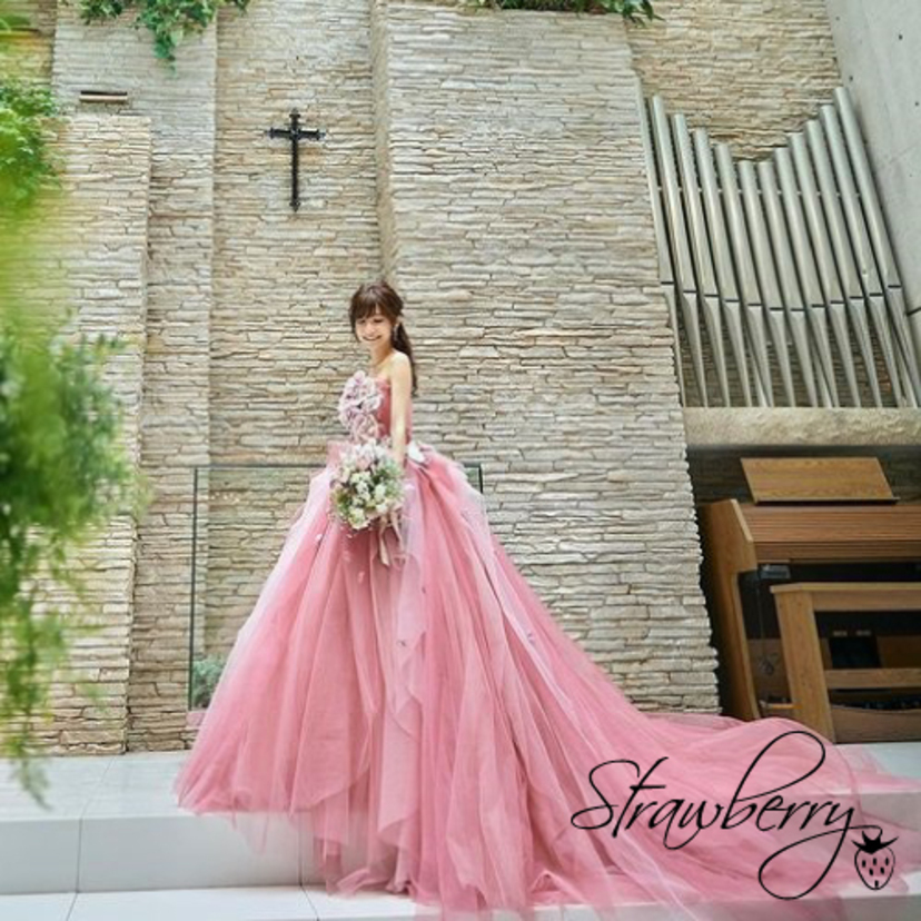 女性らしさを引き立ててくれる◎おしゃれなピンクのカラードレスで可愛らしさ溢れる花嫁姿に…♡*