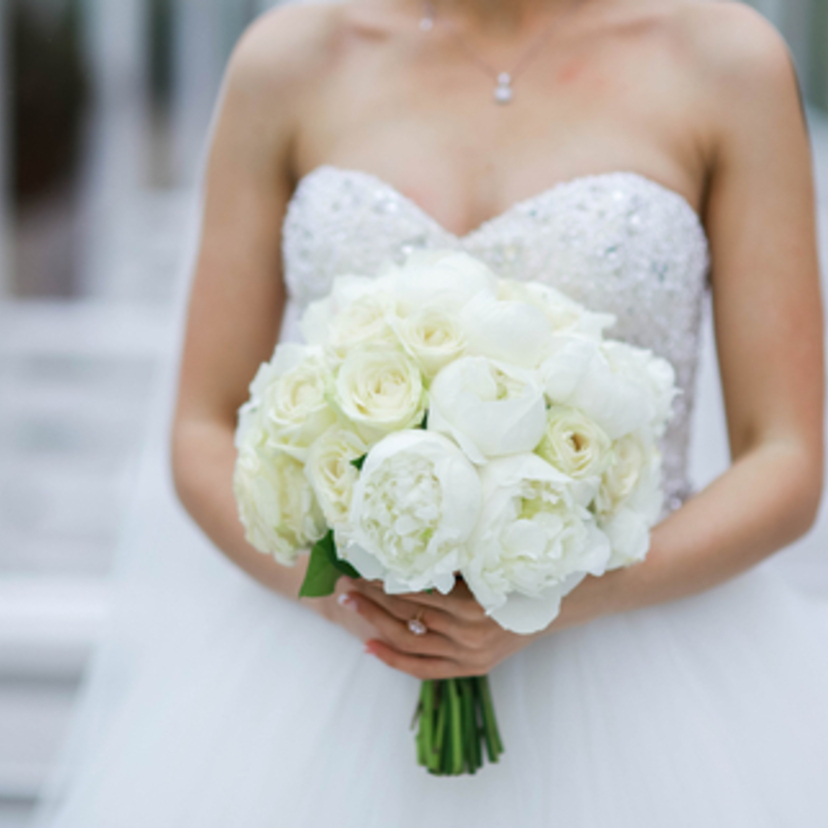 純白の花嫁といえば《ホワイト》ウェディングドレスに合わせて真っ白な 