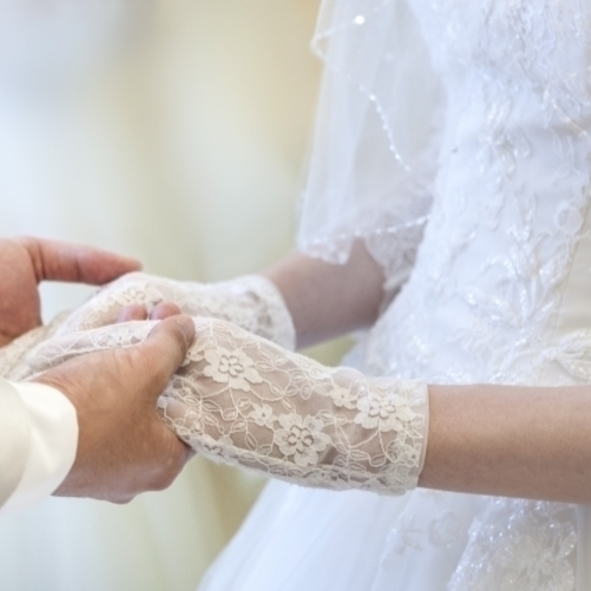 手元で魅せる花嫁スタイル♡ウエディンググローブの基礎知識と3種のウエディンググローブの実例をご紹介◎