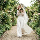 前撮りなどで人気急上昇♡ウエディングドレスのパンツスタイルの魅力と取り入れ方まとめ♡♡