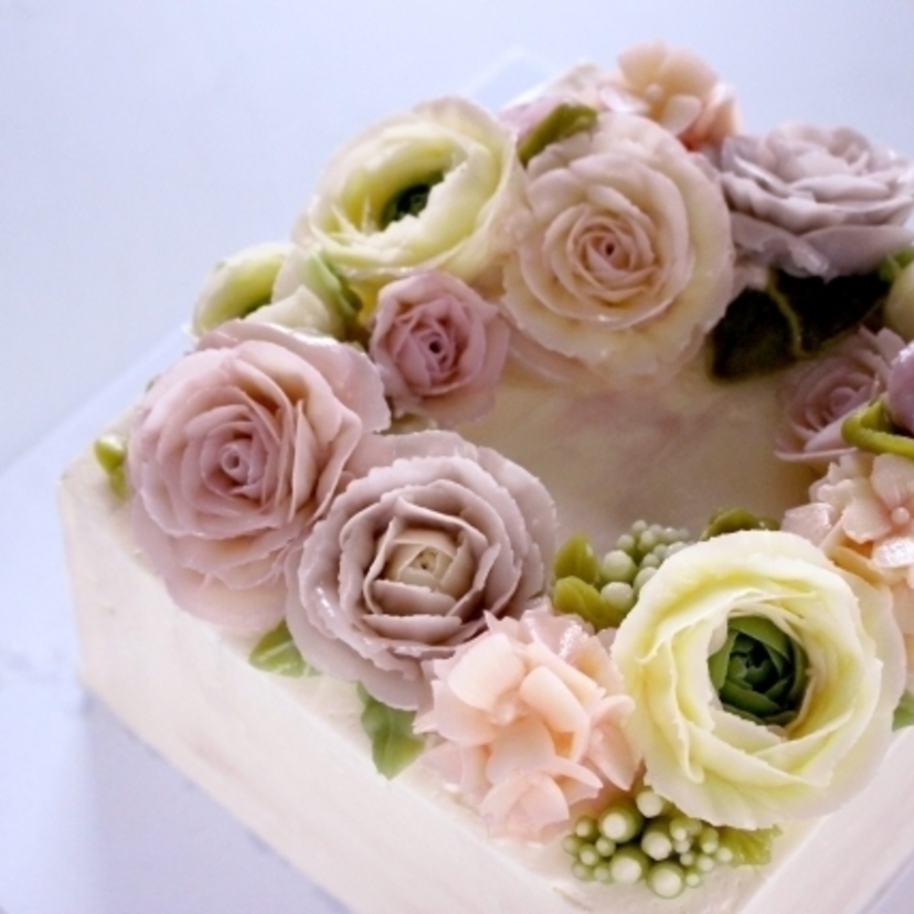 華やかさが一気にアップ♡ ウエディングケーキを生花で彩るおしゃれデコレーションアイディア