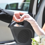 結婚式当日、新郎新婦の移動手段はどうする？みんなどうやって式場に向かうの？