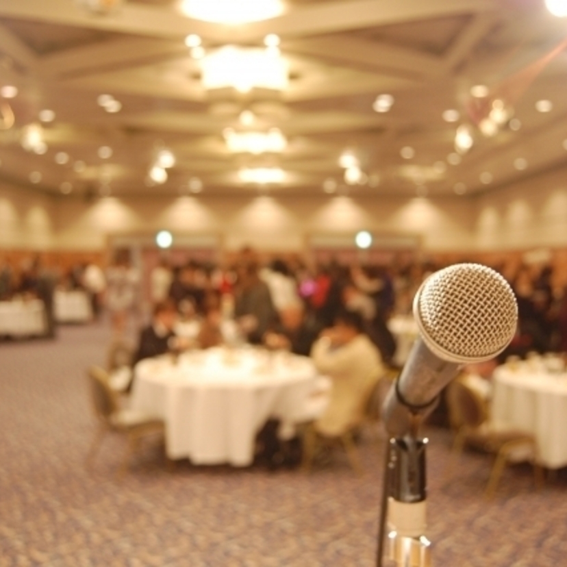 結婚式の二次会で友人に司会者を頼むなら、失敗しないためのポイントなどを把握しておきましょう◎