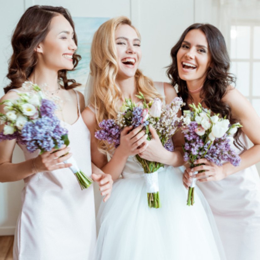 結婚式に参列する女性たちに与えられたドレスコードは「ウエディングドレス」！？