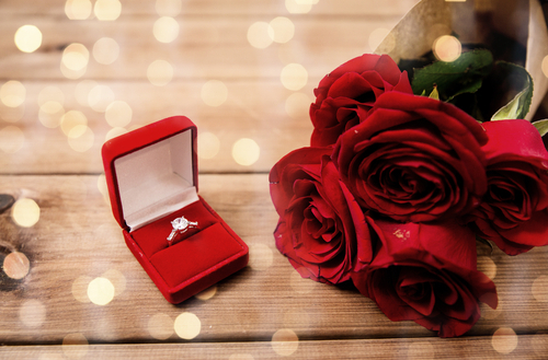 幸せなニュースをみんなにお知らせ 可愛い婚約発表の写真の撮り方アイデア Strawberry
