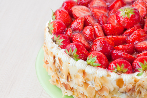 王道かわいい いちごたっぷりのウェディングケーキがオススメな理由 Strawberry