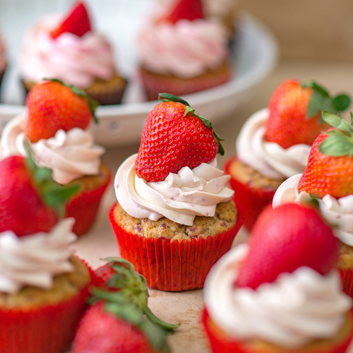 王道かわいい いちごたっぷりのウェディングケーキがオススメな理由 Strawberry