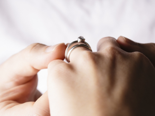 婚約指輪はサプライズ それとも一緒に買いに行く みんなの婚約指輪事情 Strawberry