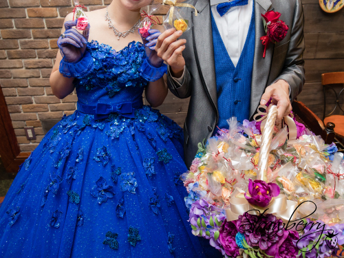 上品で大人っぽい ロイヤルブルーのカラードレスでいつもとは違う花嫁姿に Strawberry