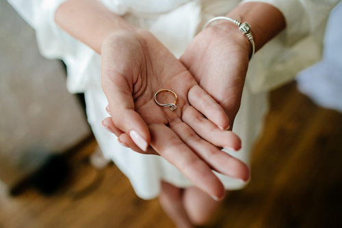 プロポーズをお考えの男性必見 みんながやった彼女の指輪のサイズを調べる方法とは Strawberry